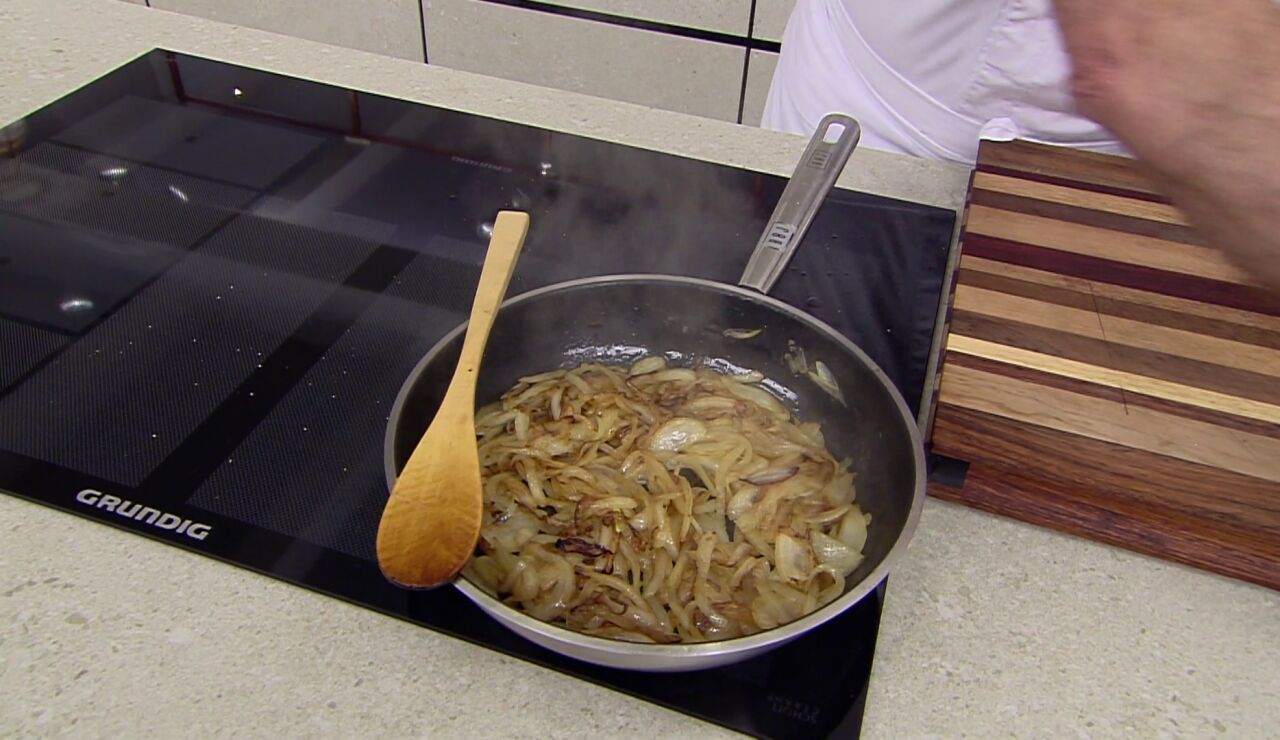 ¡Una exquisita cebolla caramelizada! Arguiñano nos enseña a sacarle partido a los filetes rusos de pavo