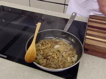 ¡Una exquisita cebolla caramelizada! Arguiñano nos enseña a sacarle partido a los filetes rusos de pavo ¡Una exquisita cebolla caramelizada! Arguiñano nos enseña a sacarle partido a los filetes rusos de pavo