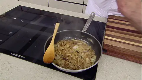 ¡Una exquisita cebolla caramelizada! Arguiñano nos enseña a sacarle partido a los filetes rusos de pavo ¡Una exquisita cebolla caramelizada! Arguiñano nos enseña a sacarle partido a los filetes rusos de pavo