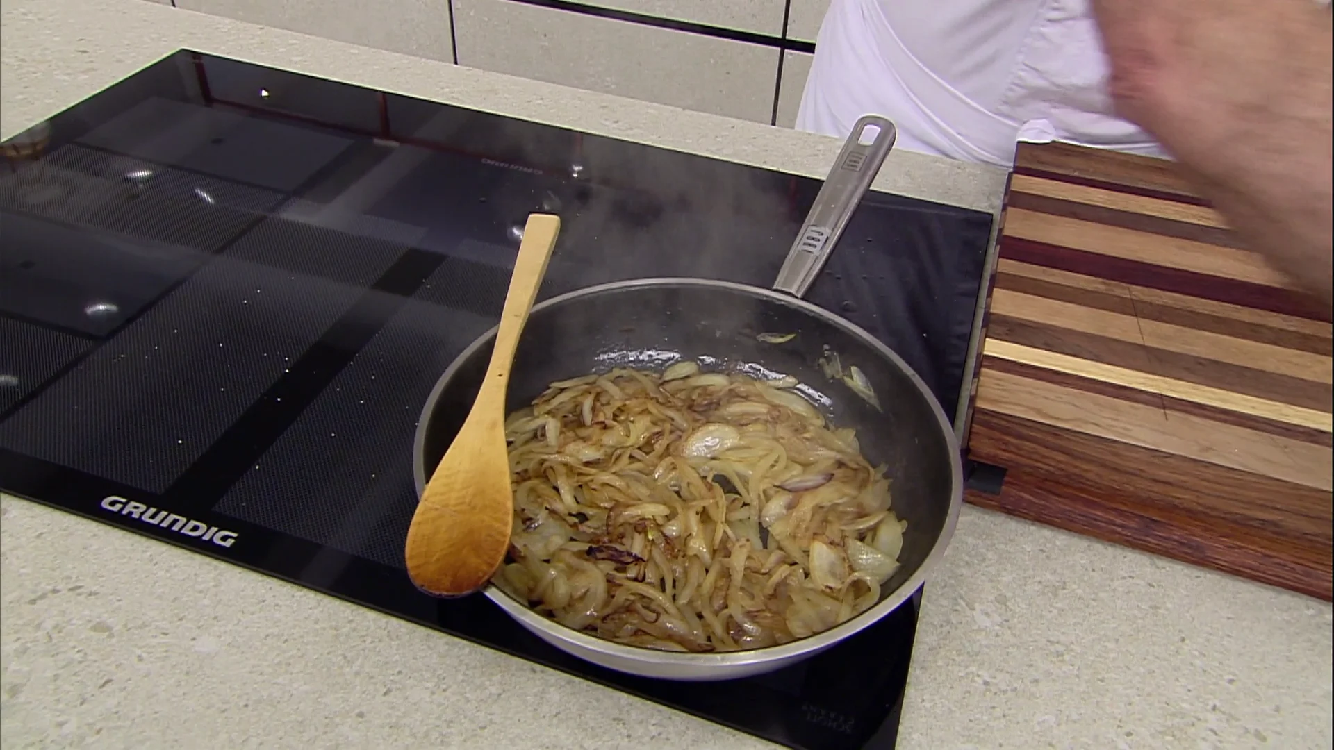 ¡Una exquisita cebolla caramelizada! Arguiñano nos enseña a sacarle partido a los filetes rusos de pavo ¡Una exquisita cebolla caramelizada! Arguiñano nos enseña a sacarle partido a los filetes rusos de pavo