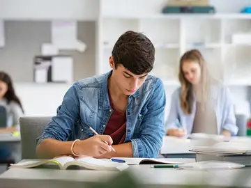 Estudiantes preparando sus exámenes Estudiantes preparando sus exámenes