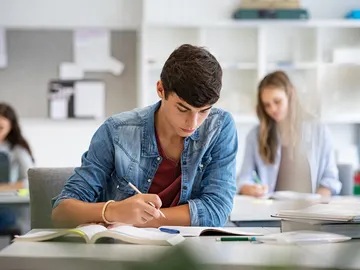 Estudiantes preparando sus exámenes Estudiantes preparando sus exámenes