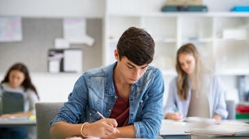 Estudiantes preparando sus exámenes