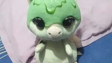 Imagen de Flan, el peluche que acompaña a Victoria a sus sesiones de quimioterapia Imagen de Flan, el peluche que acompaña a Victoria a sus sesiones de quimioterapia