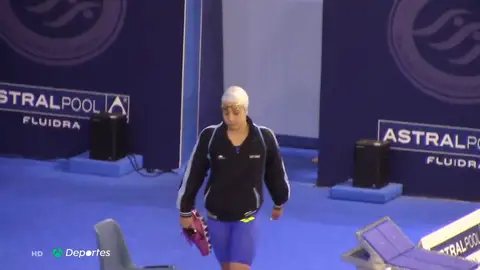 Júlia Pujadas ya está de vuelta en la piscina tras superar la enfermedad natación