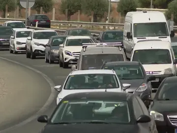 Atasco de coches en la autovía Atasco de coches en la autovía