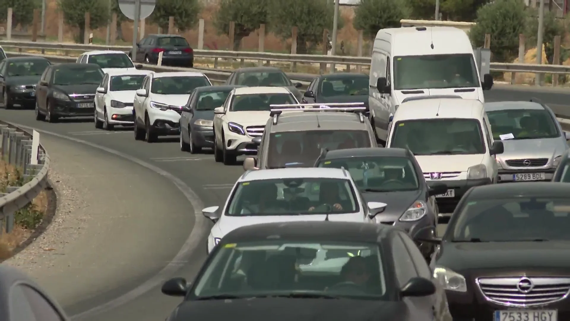 Atasco de coches en la autovía Atasco de coches en la autovía