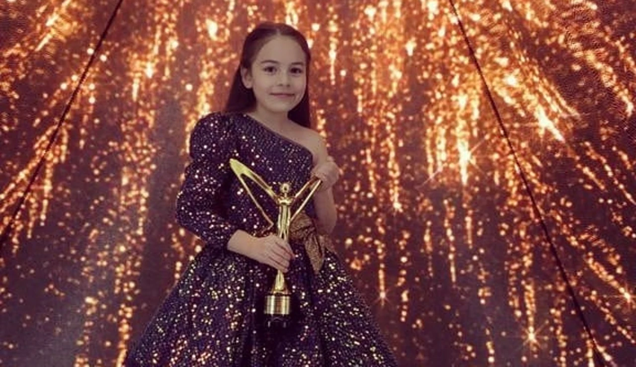 Aylin Akpınar, tras ganar el premio a Mejor Actriz Infantil por su interpretación de Emel en ‘Hermanos’: “Tus esfuerzos valen la pena” 