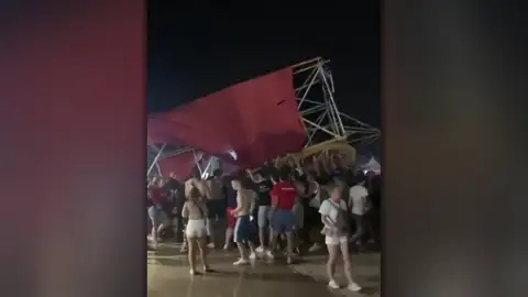 Las impactantes imágenes del Medusa Festival, con el escenario cayendo sobre el público por el viento Las impactantes imágenes del Medusa Festival, con el escenario cayendo sobre el público por el viento