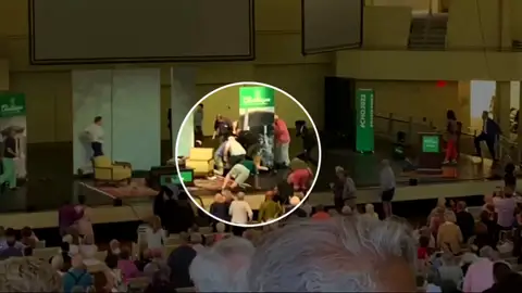 Momento del ataque a Salman Rushdie Momento del ataque a Salman Rushdie