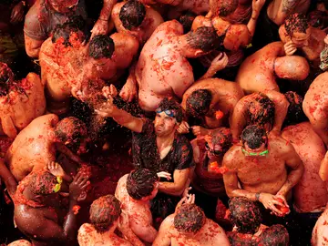 La Tomatina de Buñol es la fiesta del tomate más grande del mundo La Tomatina de Buñol es la fiesta del tomate más grande del mundo