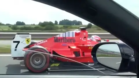 Un GP2 en plena autopista de la República Checa Un GP2 en plena autopista de la República Checa