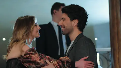 Volkan, muerto de celos al ver a Onur en la fiesta con Derin: “¿Quieres volverme loco?” Onur ha vuelto a Tekirdağ y a Volkan no parece hacerle demasiada gracia.