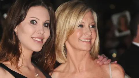 Olivia Newton-John y Chloe Lattanzi Olivia Newton-John y Chloe Lattanzi