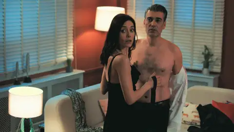 Asya comienza su venganza contra Derin: ¿Conseguirá que caiga en su trampa? Asya tiene un plan contra Derin. ¿Le saldrá como espera?