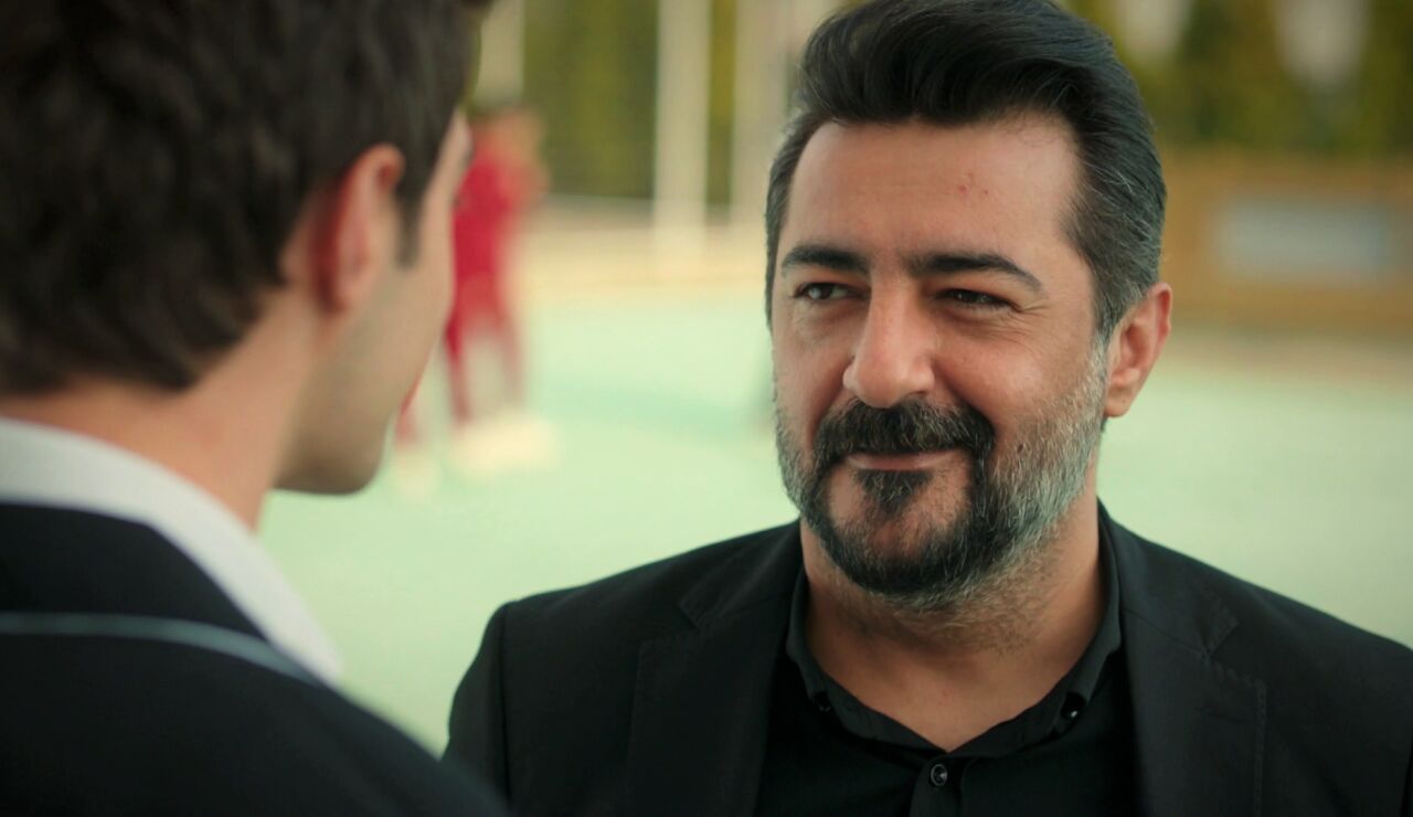 Akif le propone a Ömer trabajar en su empresa con él: "Confío en ti. Vas a ser un hombre de éxito"