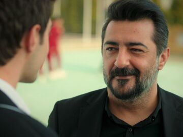 Akif le propone a Ömer trabajar en su empresa con él: "Confío en ti. Vas a ser un hombre de éxito"