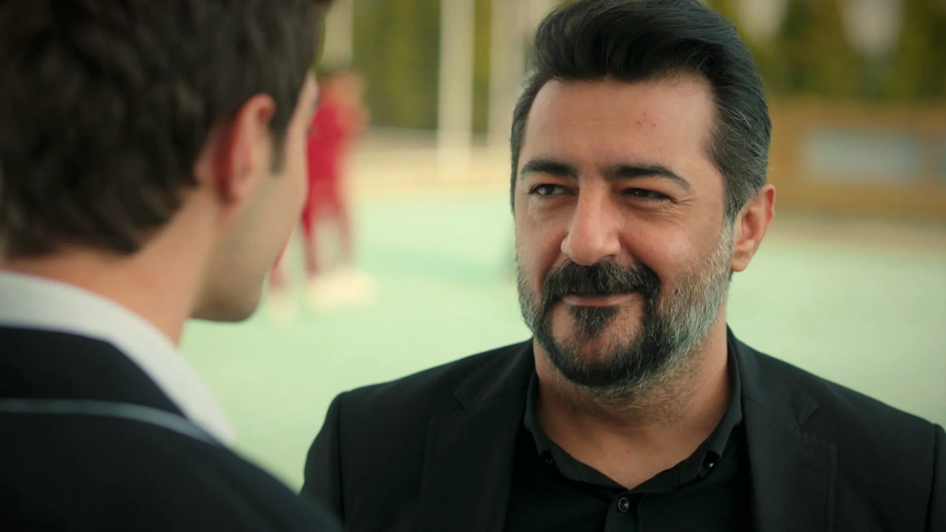 Akif le propone a Ömer trabajar en su empresa con él: "Confío en ti. Vas a ser un hombre de éxito" Akif le propone a Ömer trabajar en su empresa con él: "Confío en ti. Vas a ser un hombre de éxito"