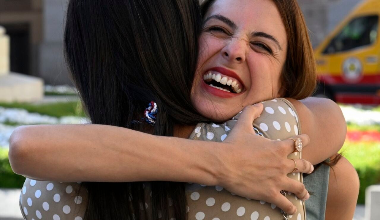 Rita Maestre abrazándose a Begoña Villacís justo después de anunciar su embarazo