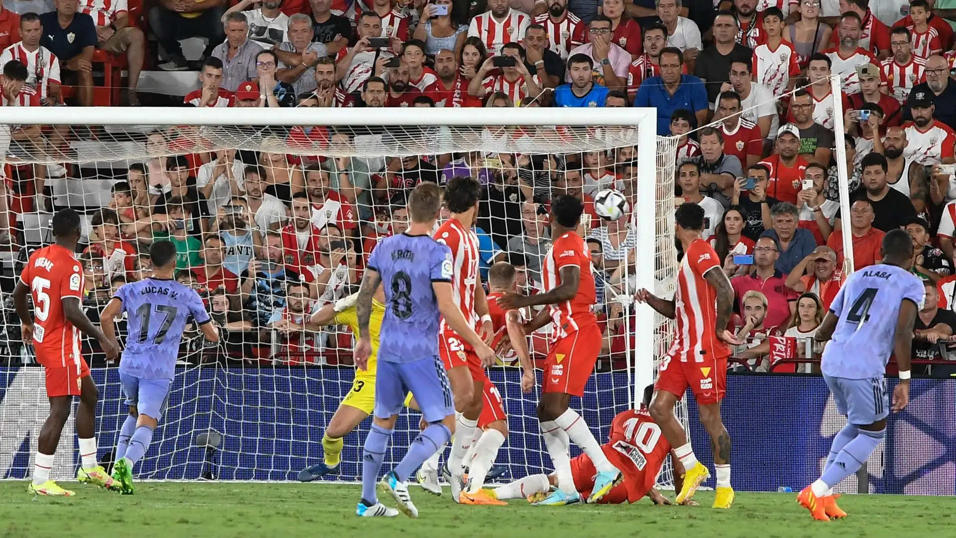 El balón entra en la portería del Almería tras el disparo de Alaba El balón entra en la portería del Almería tras el disparo de Alaba