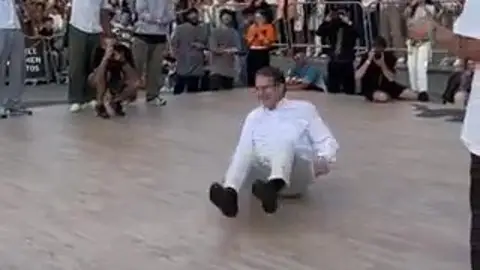 Abel Caballero se pone a bailar "break dance" Abel Caballero se pone a bailar "break dance"