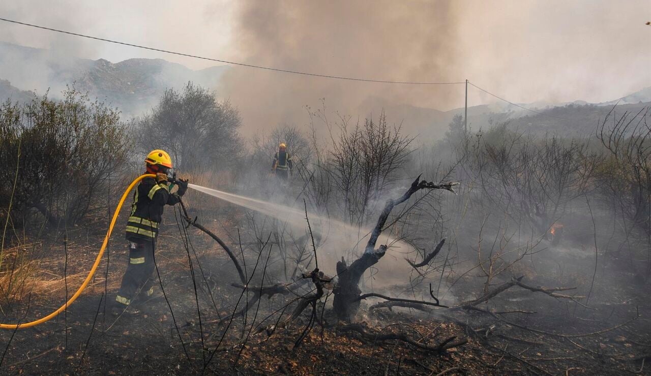 Labores de extinción por el fuego de Vall d'Ebo, en Alicante