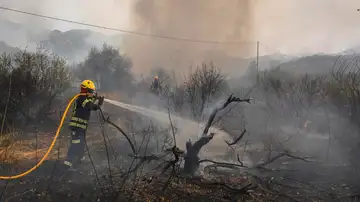 Labores de extinción por el fuego de Vall d'Ebo, en Alicante Labores de extinción por el fuego de Vall d'Ebo, en Alicante