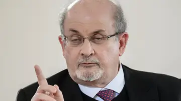 El escritor Salman Rushdie 