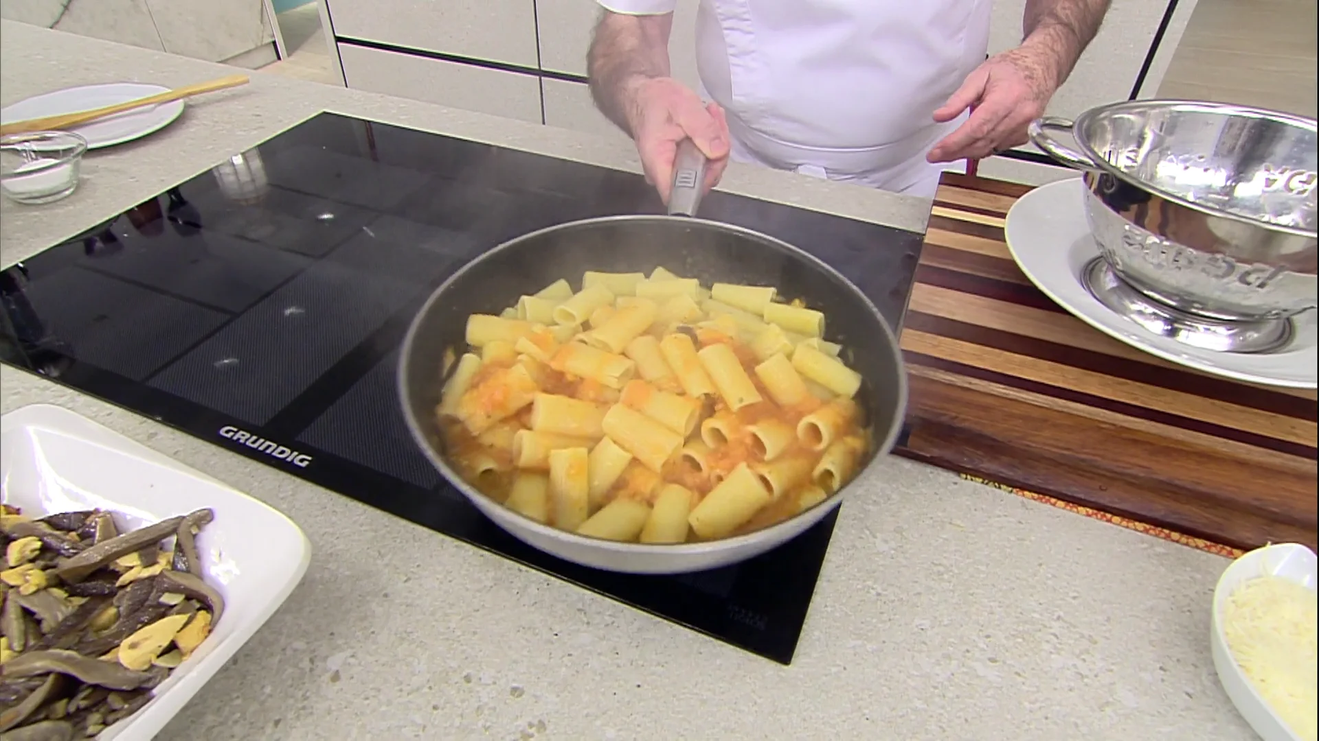 El toque de honor con el que Arguiñano corona unos rigatoni de infarto El toque de honor con el que Arguiñano corona unos rigatoni de infarto