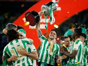 Bartra levanta la Copa del Rey 2021/2022 ganada por el Betis