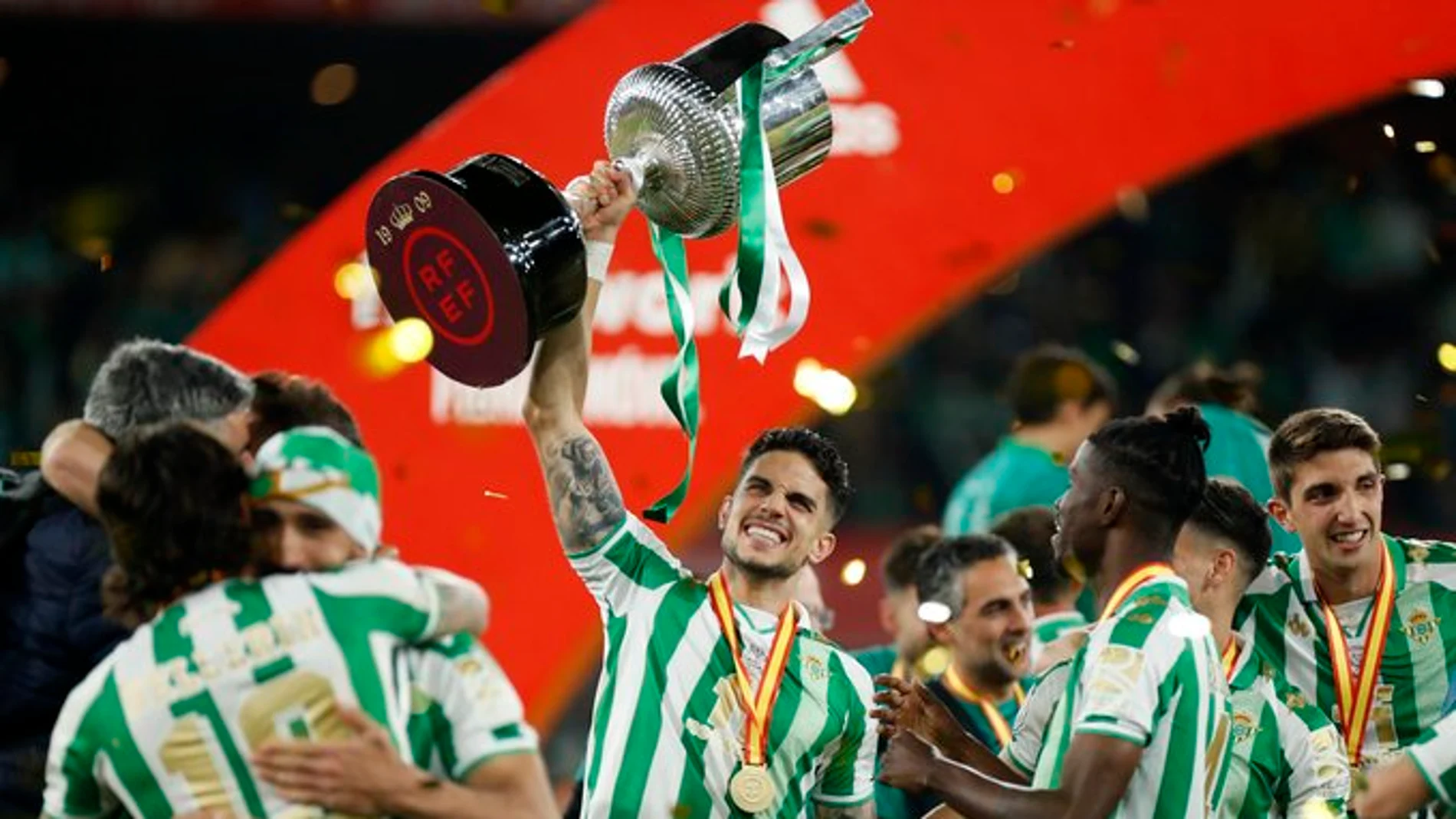 Bartra levanta la Copa del Rey 2021/2022 ganada por el Betis