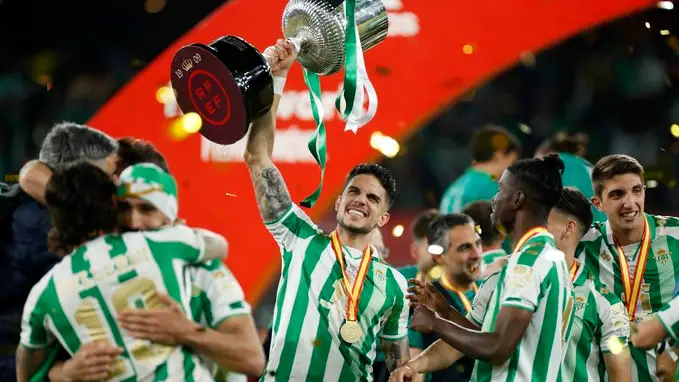 Bartra levanta la Copa del Rey 2021/2022 ganada por el Betis Bartra levanta la Copa del Rey 2021/2022 ganada por el Betis