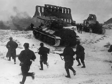 Un grupo de soldados soviéticos se prepara para el combate a inicios del año 1943 Un grupo de soldados soviéticos se prepara para el combate a inicios del año 1943