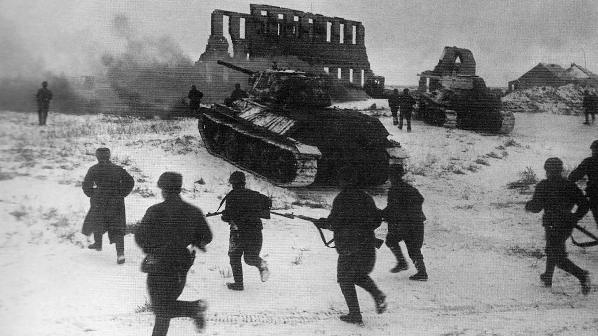 Un grupo de soldados soviéticos se prepara para el combate a inicios del año 1943