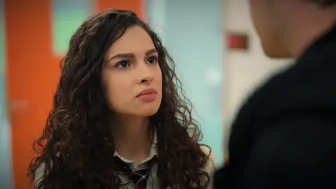 Ömer le cuenta a Asiye que no va a volver a casa Ömer le cuenta a Asiye que no va a volver a casa