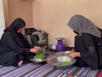 Dos mujeres preparan la comida en Afganistán