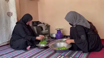Dos mujeres preparan la comida en Afganistán Dos mujeres preparan la comida en Afganistán