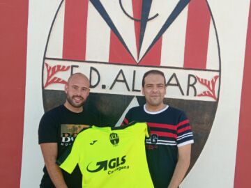 El futbolista del CD Algar, Andrés Noguera (izquierda)