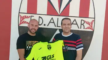 El futbolista del CD Algar, Andrés Noguera (izquierda)