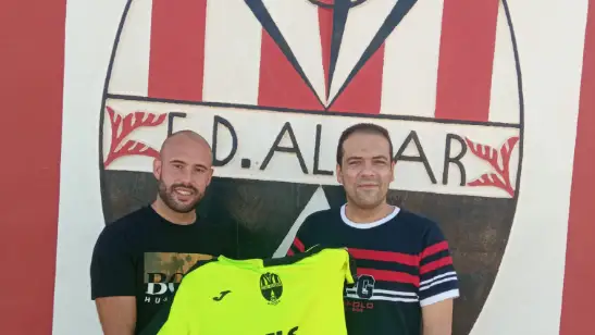 El futbolista del CD Algar, Andrés Noguera (izquierda) El futbolista del CD Algar, Andrés Noguera (izquierda)