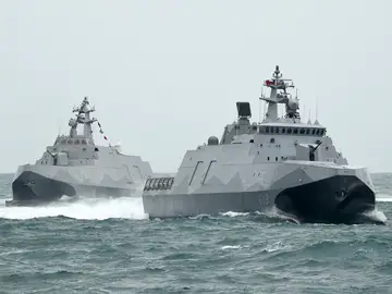 Buques en alta mar realizan maniobras militares Buques en alta mar realizan maniobras militares