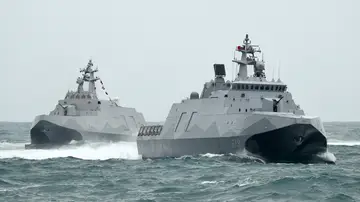 Buques en alta mar realizan maniobras militares Buques en alta mar realizan maniobras militares