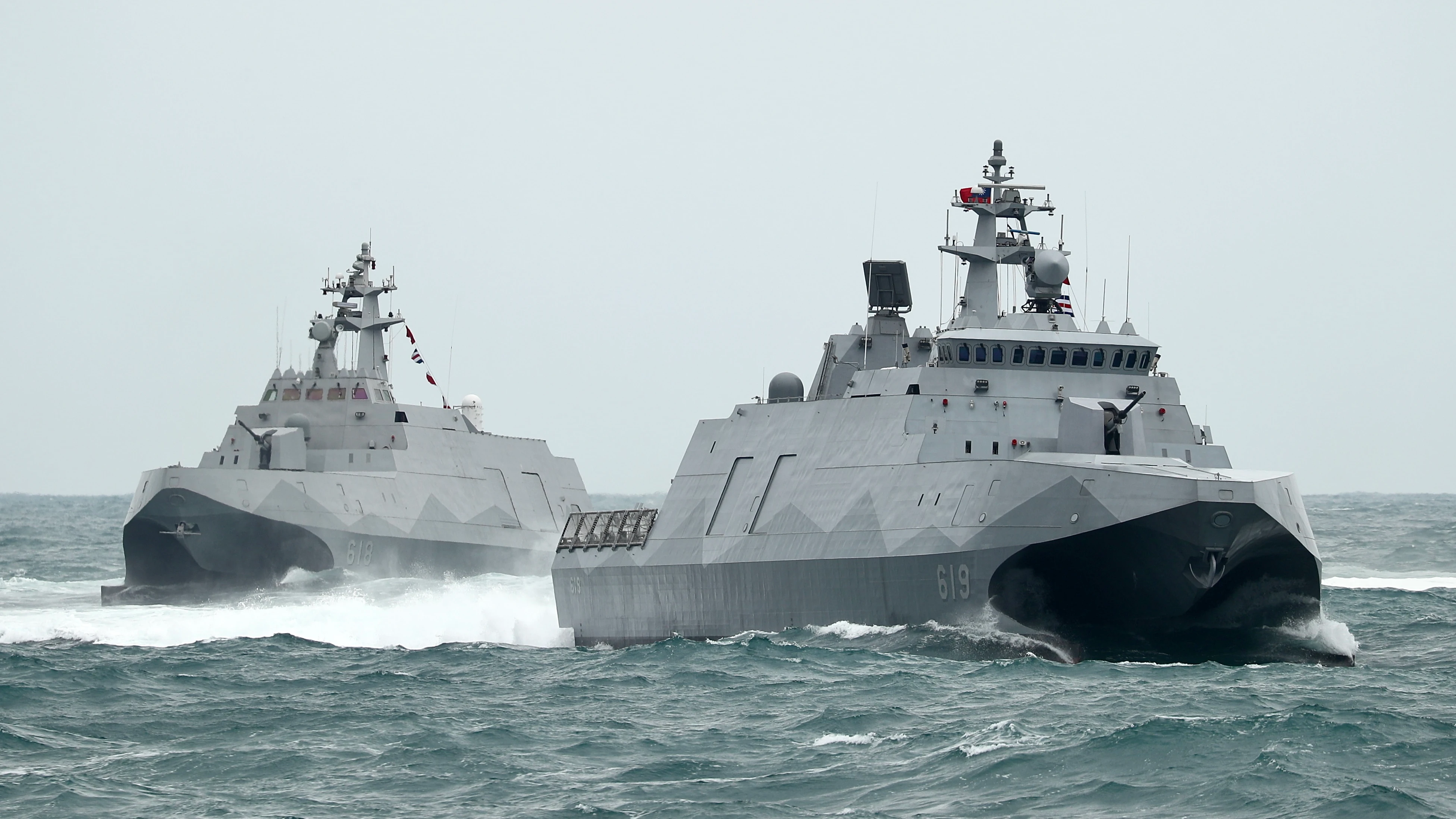 Buques en alta mar realizan maniobras militares Buques en alta mar realizan maniobras militares