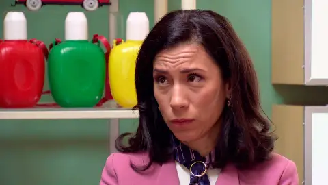 Manolita descubre el problema de Emilio y le recuerda la desgarradora historia de su hija Marisol Manolita descubre el problema de Emilio y le recuerda la desgarradora historia de su hija Marisol