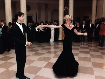Diana de Gales baila con John Travolta en la Casa Blanca en el año 1985 Diana de Gales baila con John Travolta en la Casa Blanca en el año 1985