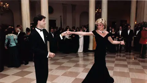 Diana de Gales baila con John Travolta en la Casa Blanca en el año 1985 Diana de Gales baila con John Travolta en la Casa Blanca en el año 1985