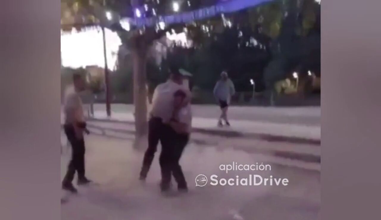Dos vigilantes de seguridad se pelean a puñetazos durante las Fiestas de San Roque en Calatayud, Zaragoza