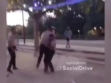 Dos vigilantes de seguridad se pelean a puñetazos durante las Fiestas de San Roque en Calatayud, Zaragoza Dos vigilantes de seguridad se pelean a puñetazos durante las Fiestas de San Roque en Calatayud, Zaragoza