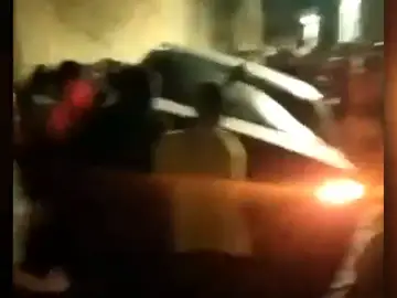 El momento en que los vecinos de Íllora vuelcan el coche del presunto asesino de un joven en Íllora (Granada) El momento en que los vecinos de Íllora vuelcan el coche del presunto asesino de un joven en Íllora (Granada)