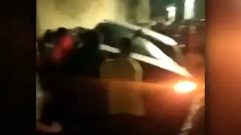 El momento en que los vecinos de Íllora vuelcan el coche del presunto asesino de un joven en Íllora (Granada) El momento en que los vecinos de Íllora vuelcan el coche del presunto asesino de un joven en Íllora (Granada)